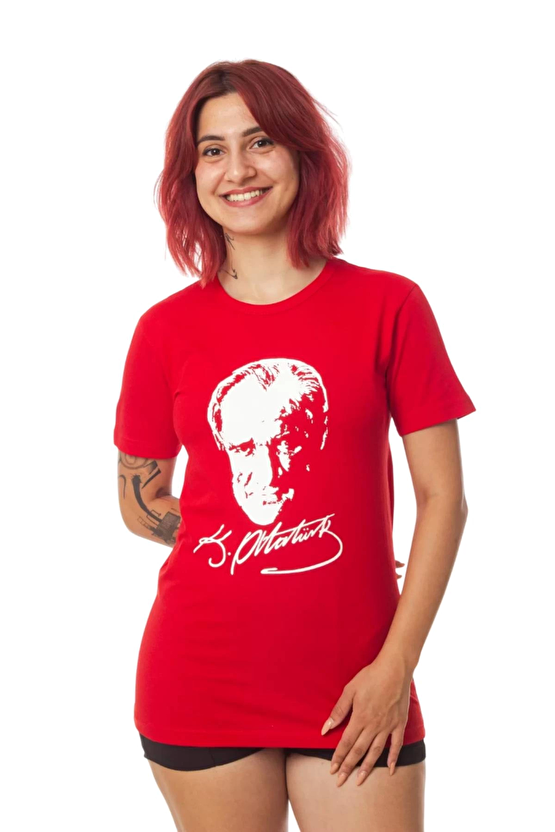 Kisa Kollu Dijital Baskili Kirmizi Beyaz Ataturk Resimli İmzali Tisort