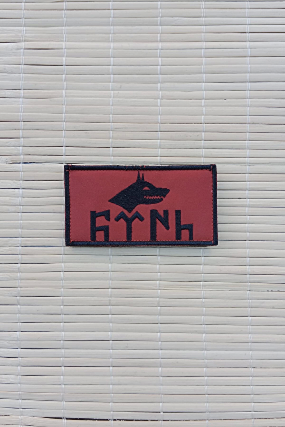Kirmizi Zemin Siyah Nakis İslemeli Eski Turkce Turk Yazili Kurtbasli Arma Patch Pec