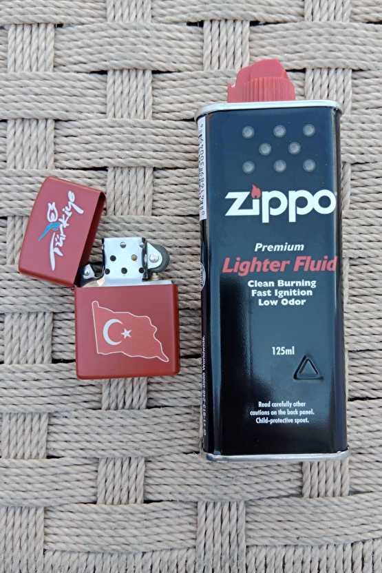 Ozel Tasarim Kirmizi Renkli Benzinli Turkiye Yazili Ayyildiz Bayrakli Premium Zippo Cakmak