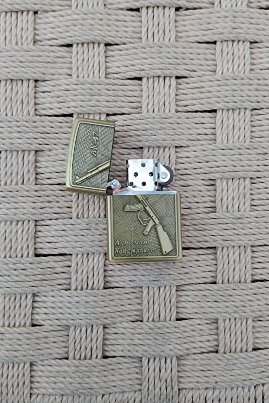 Ozel Tasarim Sari Renkli Ak-47 Tufekli Kabartmali Zippo Cakmak