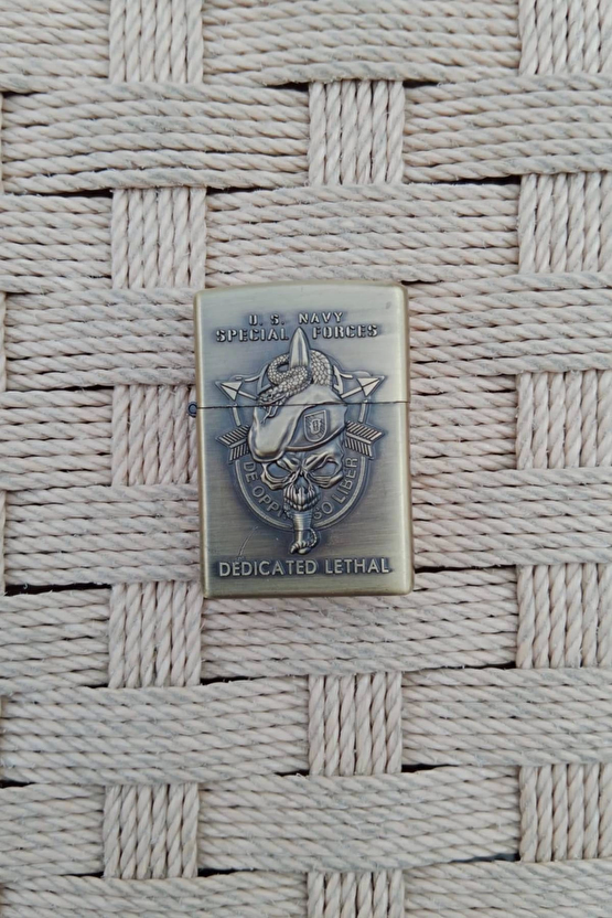 Ozel Tasarim Sari Renkli U.s Navy Special Forces Dedicated Lethal Yazili Kabartmali Zippo Cakmak
