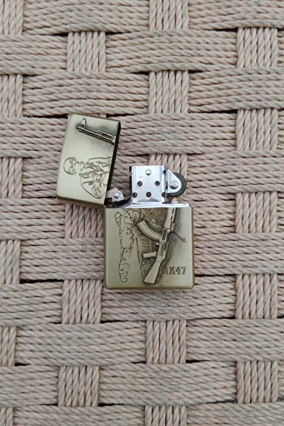 Ozel Tasarim Sari Renkli Ak-47 Tufekli Asker Kabartmali Zippo Cakmak