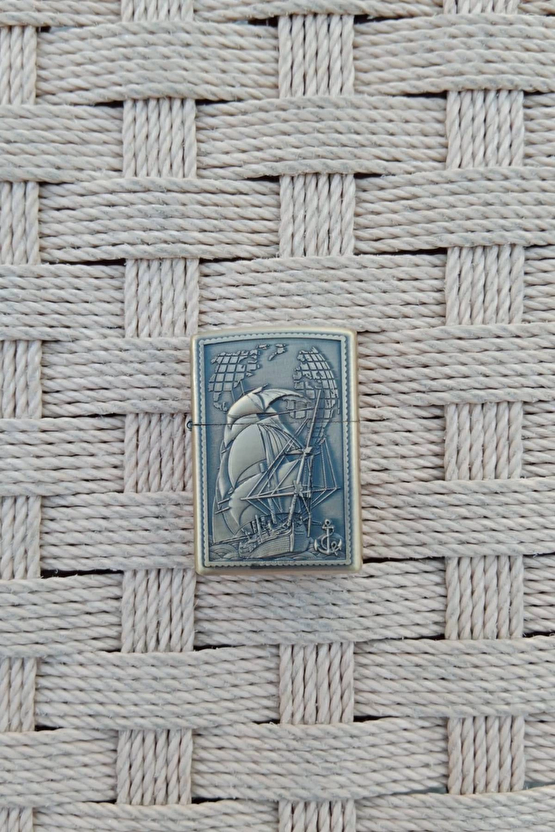 Ozel Tasarim Sari Renkli Dunya Haritali Savas Gemili Kabartmali Zippo Cakmak
