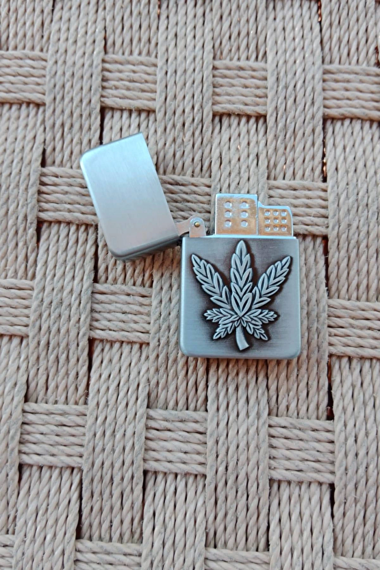 Metal Renkli Marijuana Desen Kabartmali Benzinli Zippo Cakmak