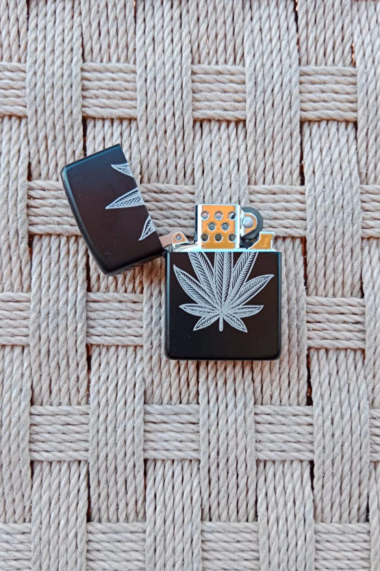 Siyah Renkli Marijuana Beyaz Amblemli Kabartmali Benzinli Zippo Cakmak