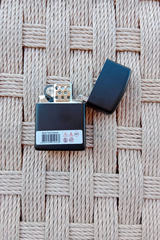 Siyah Renkli Marijuana Beyaz Amblemli Kabartmali Benzinli Zippo Cakmak