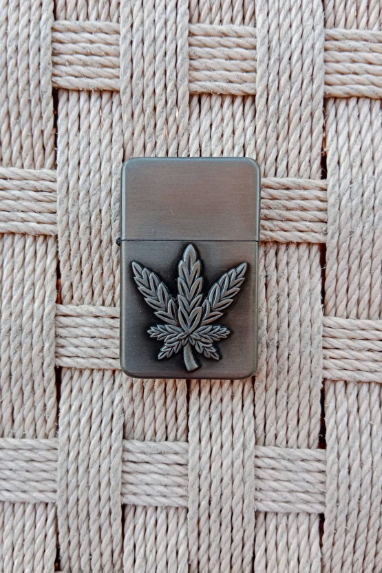 Metalik Renkli Marijuana Amblemli Kabartmali Benzinli Zippo Cakmak