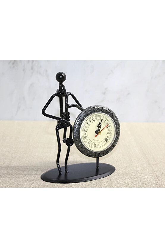 Metal Saatli Saksafon Çalan Müzisyen Alk4335