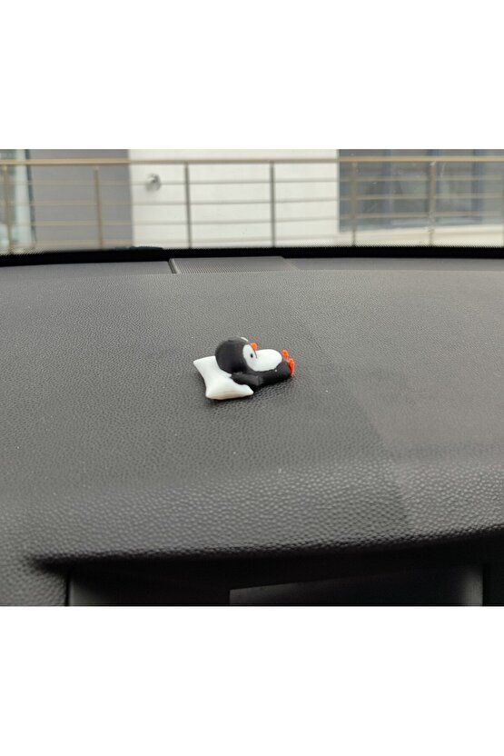 Sevimli Yastıkta Uyuyan Penguen