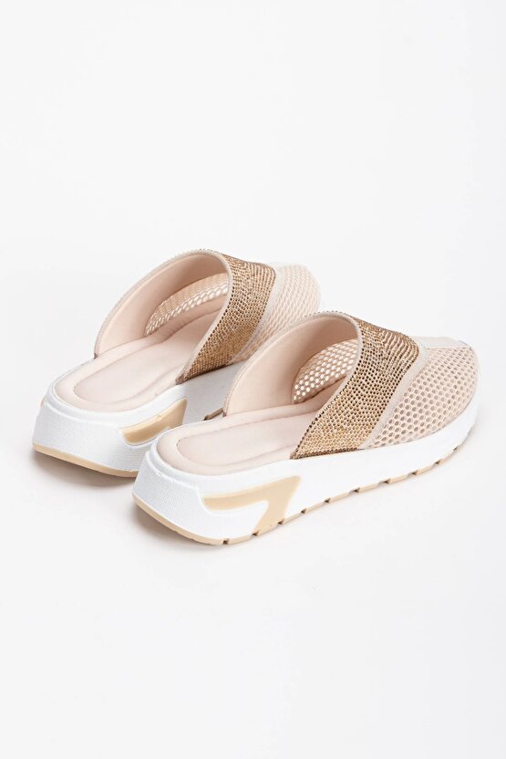 Kadın Burnu Kapalı Delikli Terlik Bej