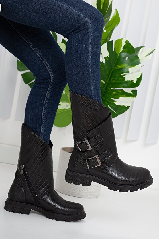 Kadın Tarz Kesim Tokalı Bot Siyah Yılan Desenli