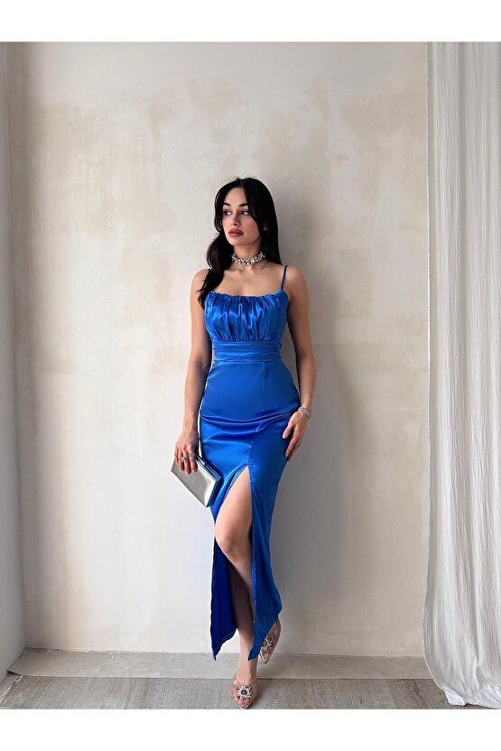 YIRTMAÇ DETAYLI ASKILI SATEN ELBİSE