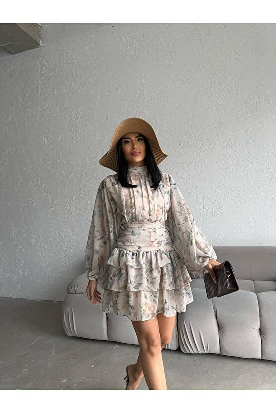 Dik Yakalı Drapeli Sırt Detaylı Çiçek Desenli Kahve Mini Şifon Elbise