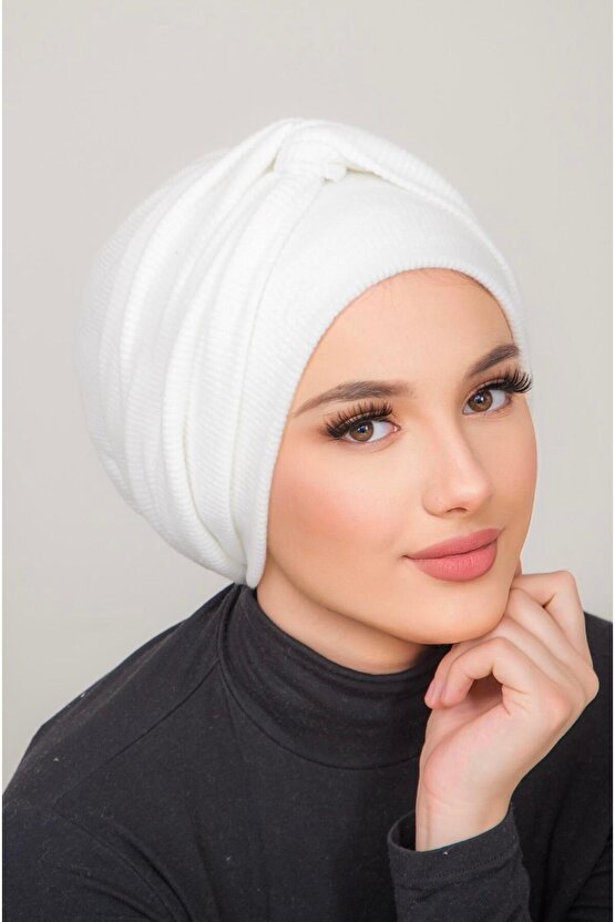 Beyaz Triko Fitilli Burgu Detaylı Bone