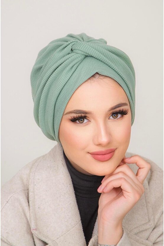 Pastel Yeşil Burgu Detaylı Bone