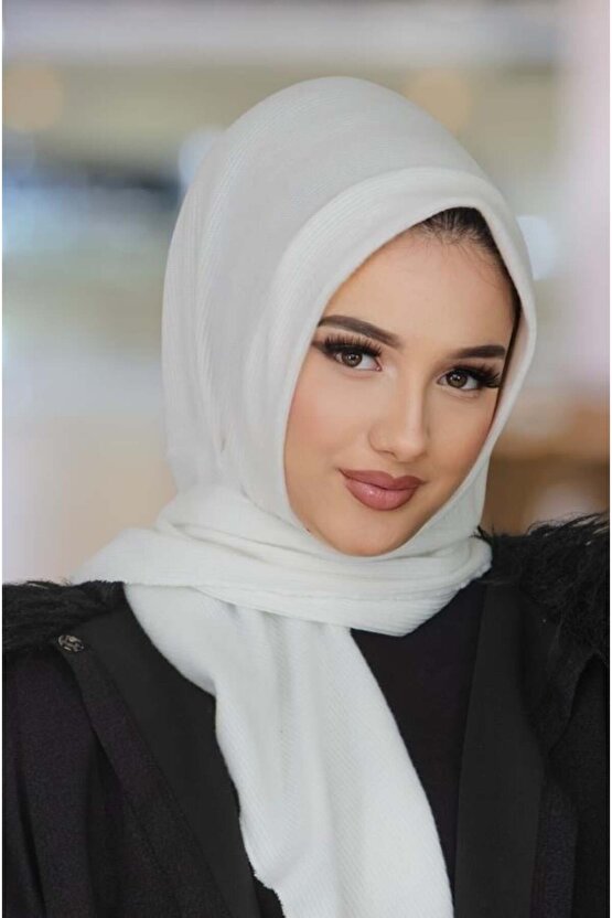 Beyaz Kapüşonlu Çıtçıtlı Şal