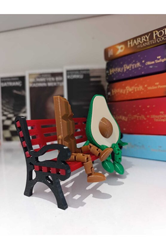 Bank Üzerinde Avokado Ve Çikolata Figürü  Dekoratif Obje