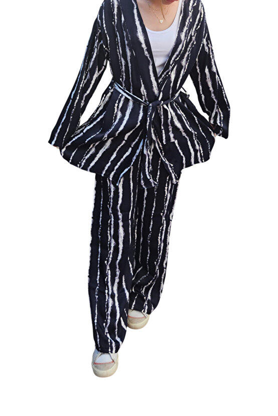 Kadın Siyah-Beyaz Çizgili Desenli Salaş Takım (Kimono Ceket + Bol Paça Pantolon)