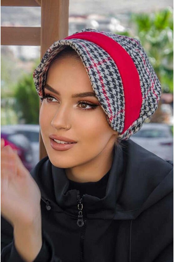 Kırmızı Kazayağı Garnili Şapka Bone