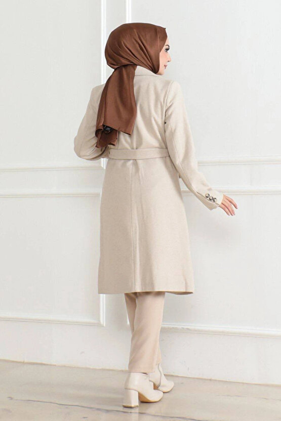 Kadın Kaşe Kaban – Uzun Boy Kruvaze Yaka, Kuşaklı Tesettür Kışlık Kaban, Astarlı Şık Yünlü Dokuma Ov