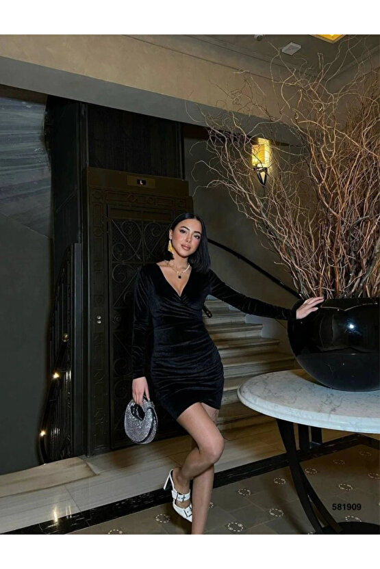 Kadın Uzun Kollu Göğüs Dekolteli Kadife Kumaş Mini Kruvaze Elbise