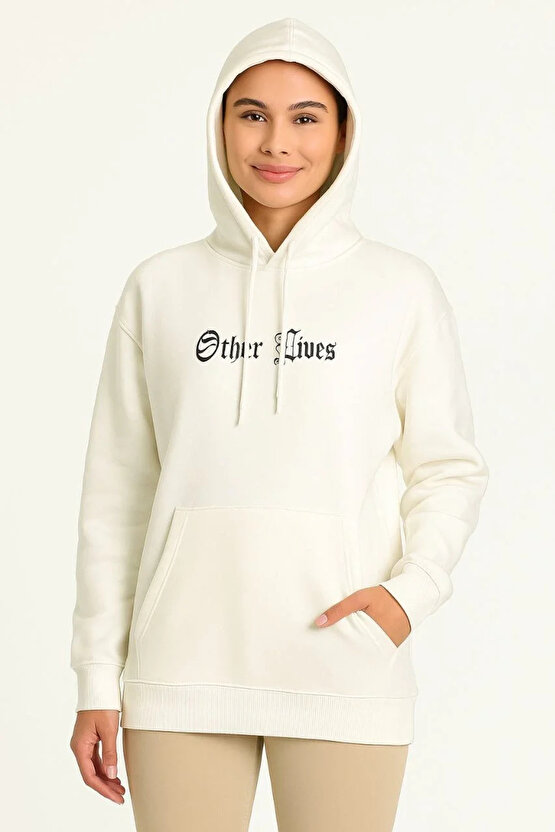 Kadın Oversize Üç İplik Şardonlu Kapüşonlu Sweatshirt – Beyaz Other Lives Ön ve Arka Baskılı, Kang