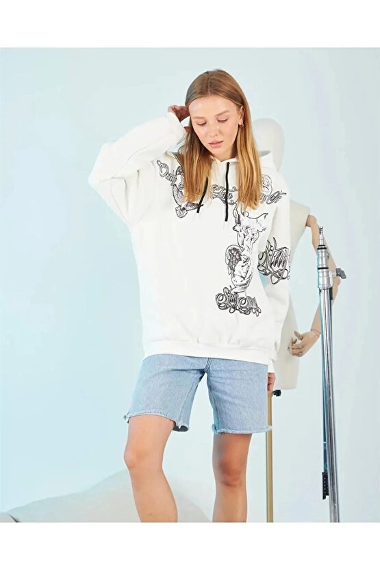 Kadın Kapüşonlu Üç İplik Sweatshirt – Beyaz Strong Heykel Baskılı, Rahat Kalıp, Kanguru Cepli Modern