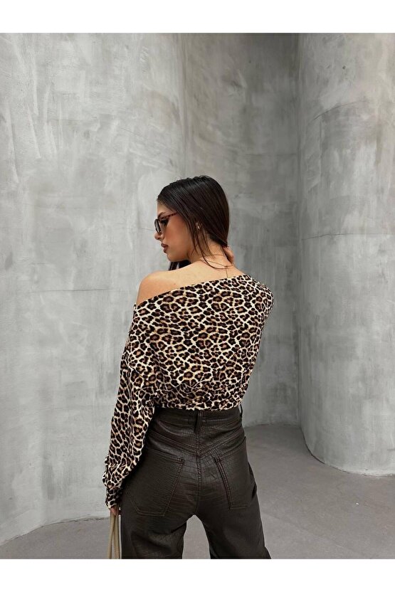 Kadın Leopar Desenli Düşük Omuzlu Bluz