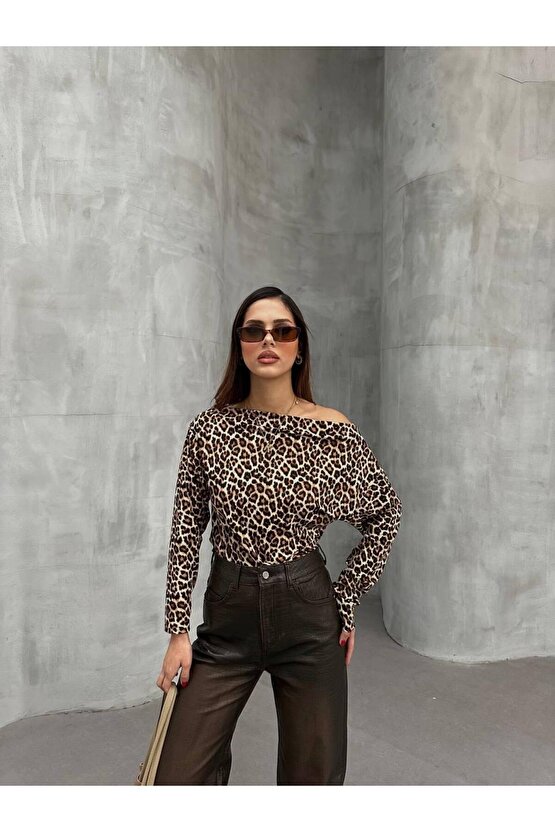 Kadın Leopar Desenli Düşük Omuzlu Bluz