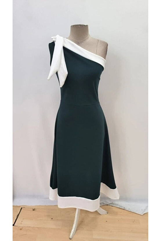 Kadın Tek Omuzu Açık Omuzlardan Kurdela Detaylı çift Renkli Ithal Krep Elbise