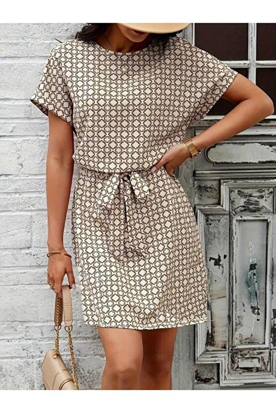 Kadın Kısa Kollu Yuvarlak Yaka Beli Kuşaklı Geometrik Desenli Süprem Elbise