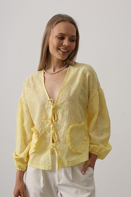 Kalp Detaylı Bağlamalı Brode Bluz - Sarı