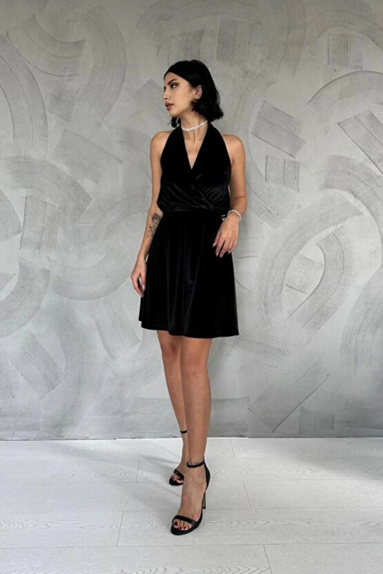 Siyah Boyundan Geçmeli Elbise