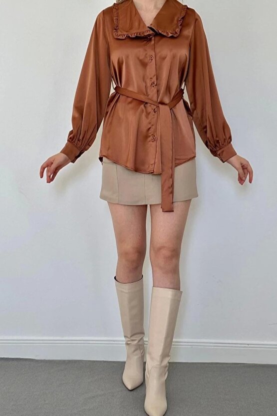 Kahverengi Yakası Fırfırlı Kuşaklı Saten Gömlek