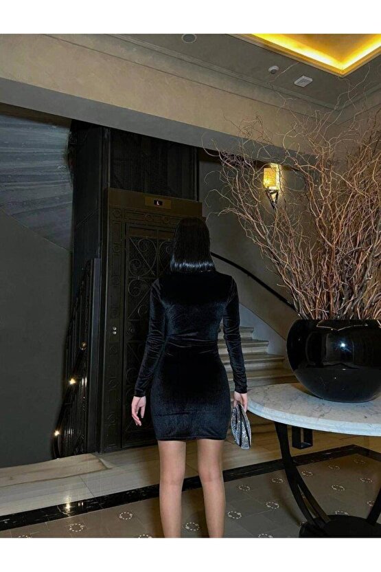 Kadın Uzun Kollu Göğüs Dekolteli Kadife Kumaş Mini Kruvaze Elbise