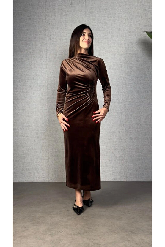 Kadın Balıkçı Yaka Büzgü Ve Taş Işleme Detay Maxi Boy Kadife Elbise