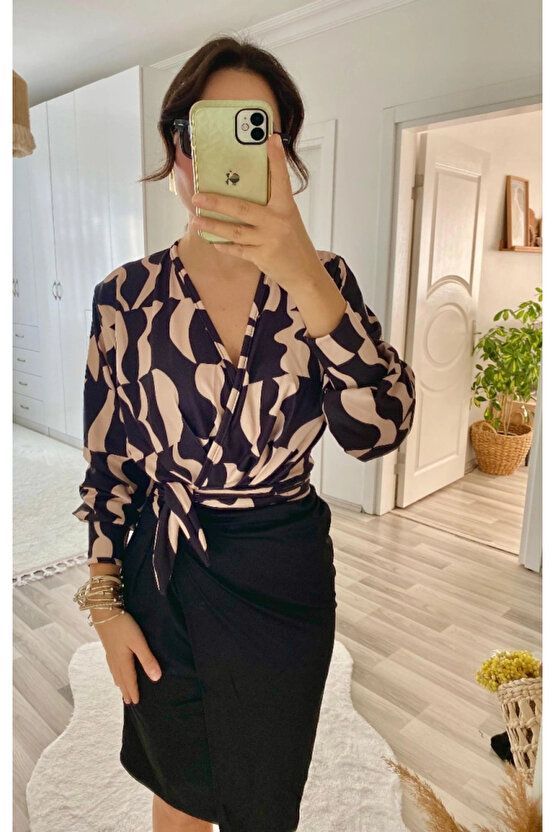 Kadın Uzun Kollu Kruvaze Yaka Dijital Baskılı Fiyonk Detay Atlas Kumaş Elbise