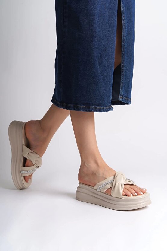 CLARA Düz Topuklu Kurdele Desenli Taşlı Kalın ve Ortopedik Taban Kadın Terlik CKT - Krem