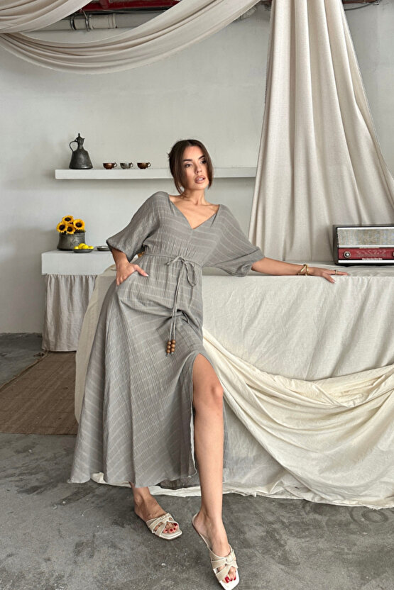 Gökyüzü Moda V YAKA BEL BONCUK BAĞLAMALI MÜSLİN ELBİSE YIRTMAÇ DETAYLI - Gri
