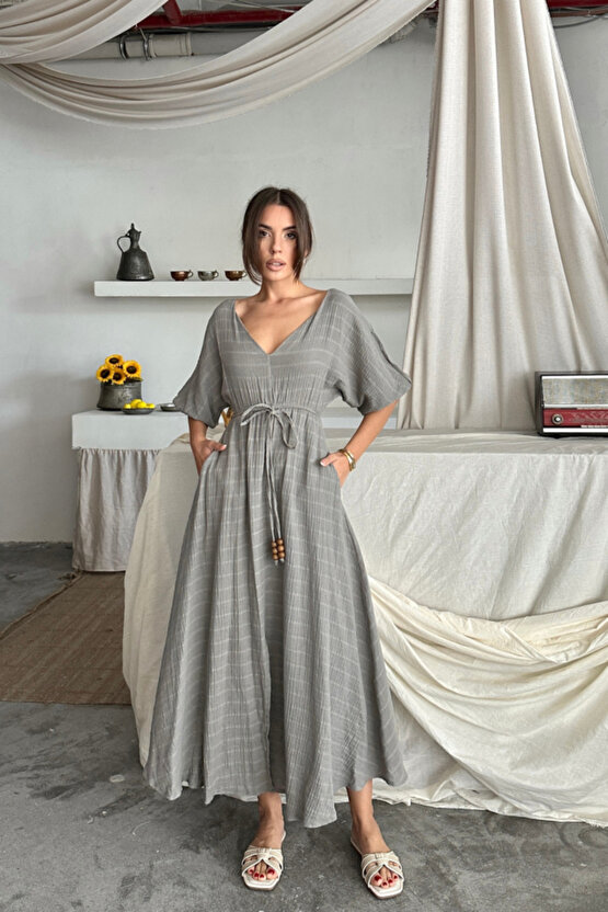 Gökyüzü Moda V YAKA BEL BONCUK BAĞLAMALI MÜSLİN ELBİSE YIRTMAÇ DETAYLI - Gri