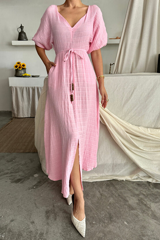 Gökyüzü Moda V YAKA BEL BONCUK BAĞLAMALI MÜSLİN ELBİSE YIRTMAÇ DETAYLI - Pembe