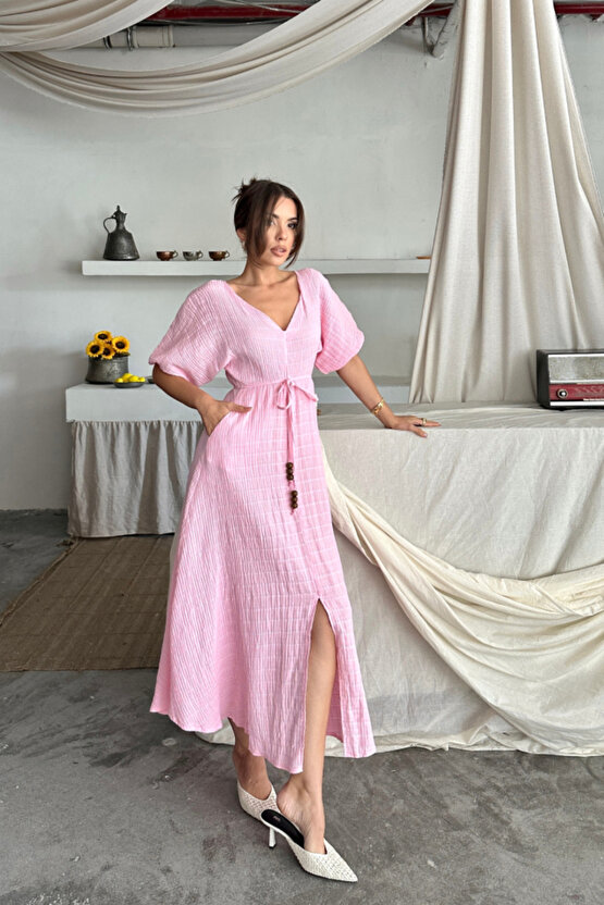 Gökyüzü Moda V YAKA BEL BONCUK BAĞLAMALI MÜSLİN ELBİSE YIRTMAÇ DETAYLI - Pembe