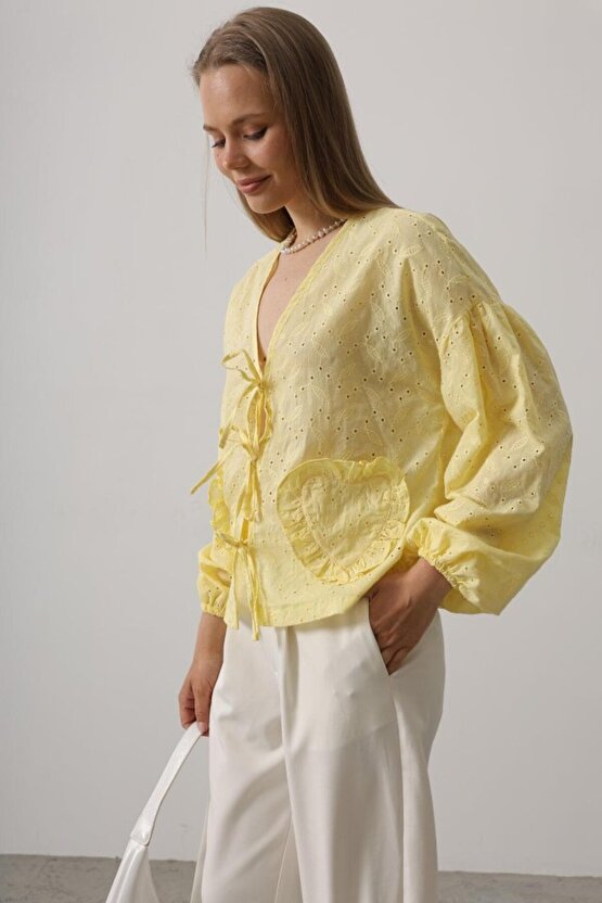 Gökyüzü Moda Kalp Detaylı Bağlamalı Brode Bluz - Sarı