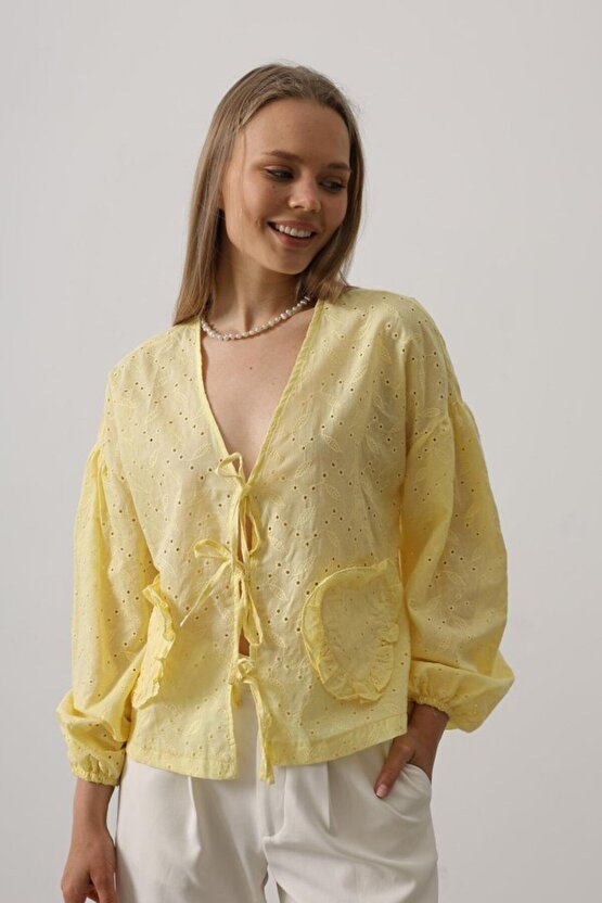 Gökyüzü Moda Kalp Detaylı Bağlamalı Brode Bluz - Sarı