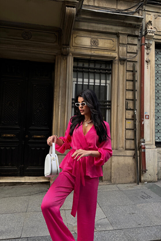 Gökyüzü Moda SATEN KRUVAZE BAĞLAMALI BLUZ- PANTOLON TAKIM - Fuşya