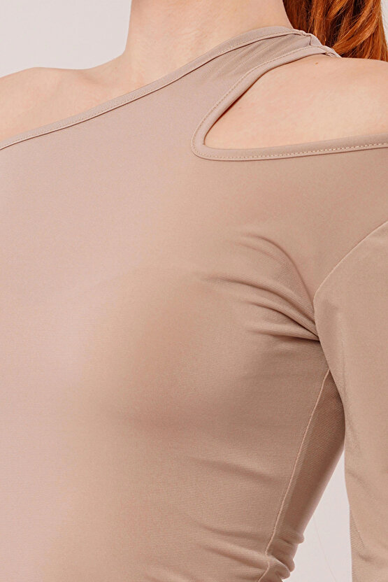 Omuz Dekolte Detaylı Krem Bluz