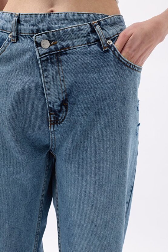 Gökyüzü Moda Asimetrik Bel Paça Yırtmaçlı Jean