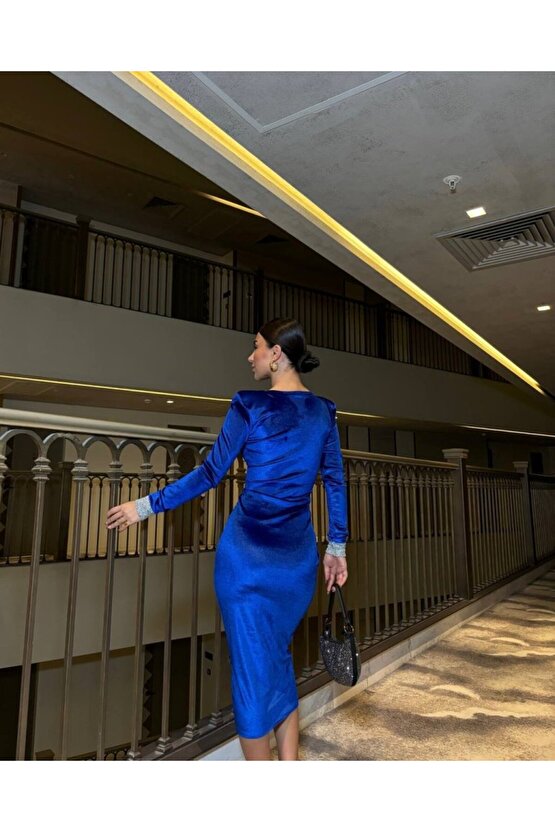 Gökyüzü Moda Kadın Bisiklet Yaka Vatkalı Manşet Detay Kadife Kumaş Midi Boy Elbise