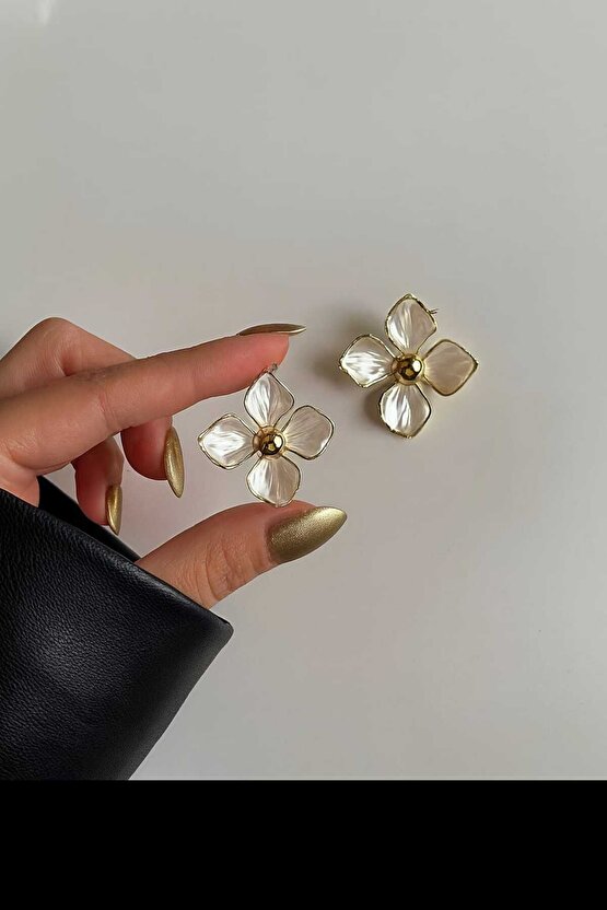 Krem Çiçek Vintage Model Küpe