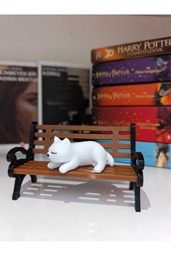 Bankta Uyuyan Sevimli Kedi  Dekoratif Obje